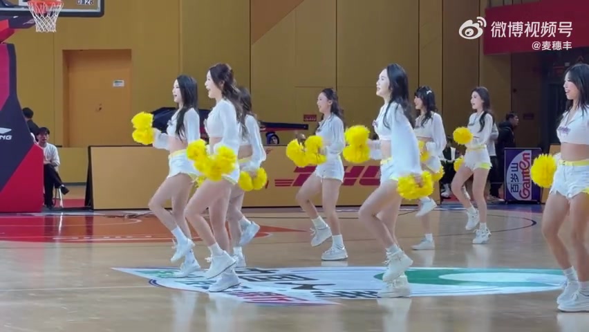 开云下载-活力十足！媒体人晒广州男篮主场啦啦队的舞蹈表演视频